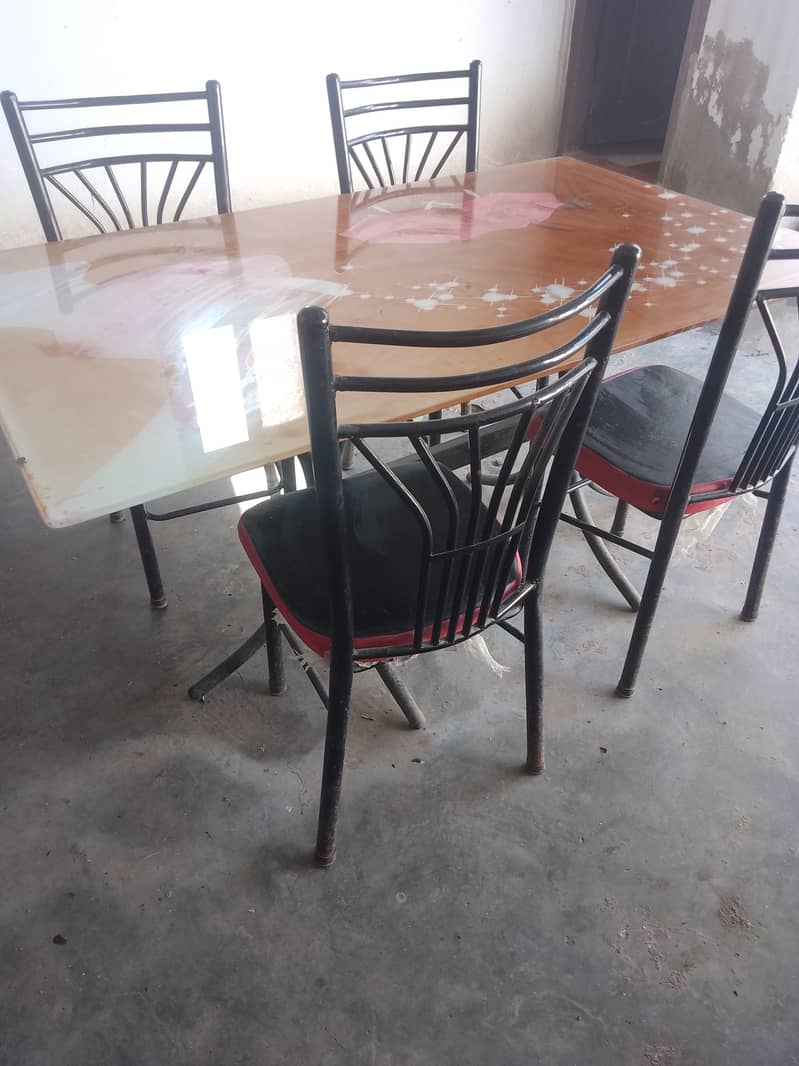 Used table chairs 0