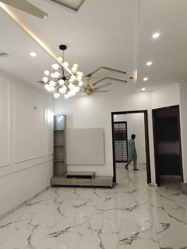 FIVE MARLA HOT LOCATION NEAR PARK AND MOSQUE HOUSE FOR RENT N DHA 11 RAHBER 0