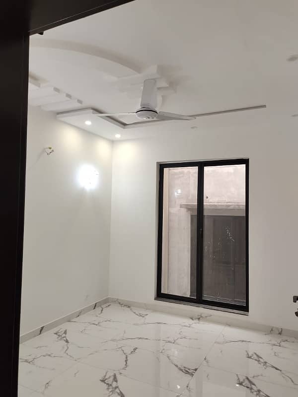 FIVE MARLA HOT LOCATION NEAR PARK AND MOSQUE HOUSE FOR RENT N DHA 11 RAHBER 3