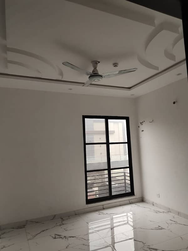 FIVE MARLA HOT LOCATION NEAR PARK AND MOSQUE HOUSE FOR RENT N DHA 11 RAHBER 6