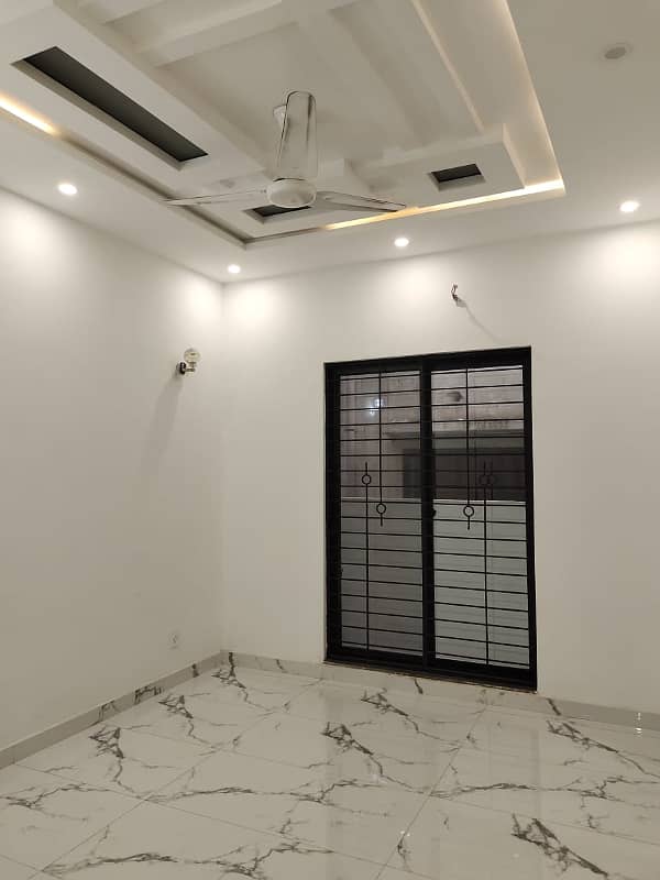 FIVE MARLA HOT LOCATION NEAR PARK AND MOSQUE HOUSE FOR RENT N DHA 11 RAHBER 9