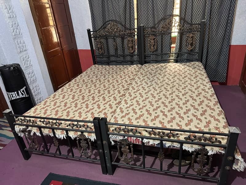 02 x iron single beds excellent condition 1