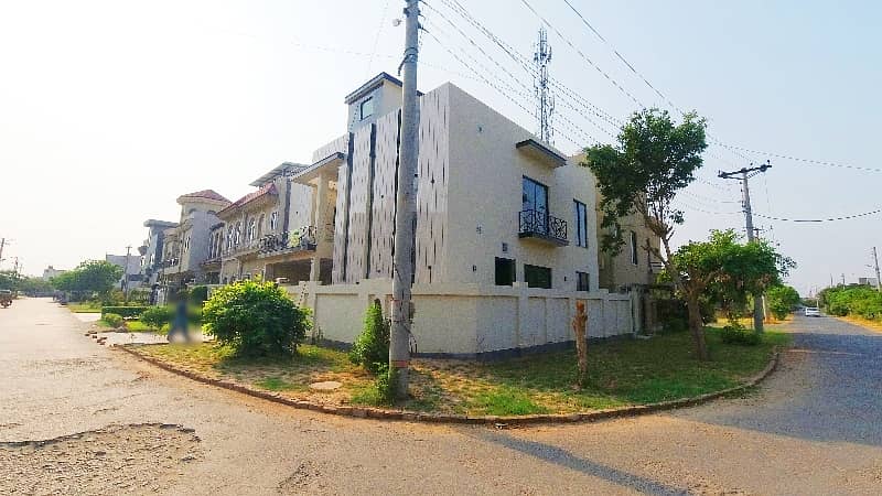 Corner 10 Marla House In Central Formanites Housing Scheme For Sale 1