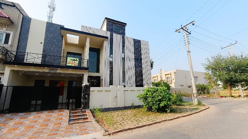 Corner 10 Marla House In Central Formanites Housing Scheme For Sale 2