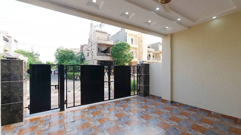 Corner 10 Marla House In Central Formanites Housing Scheme For Sale 5