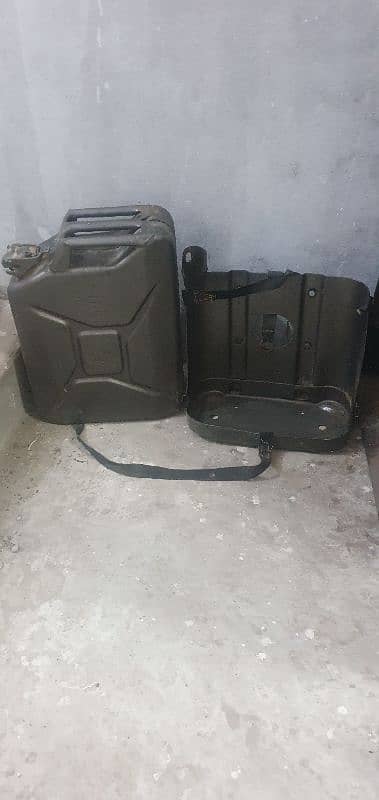 Land cruiser fj40/bj40 original Jerry can holder and jerry can 1