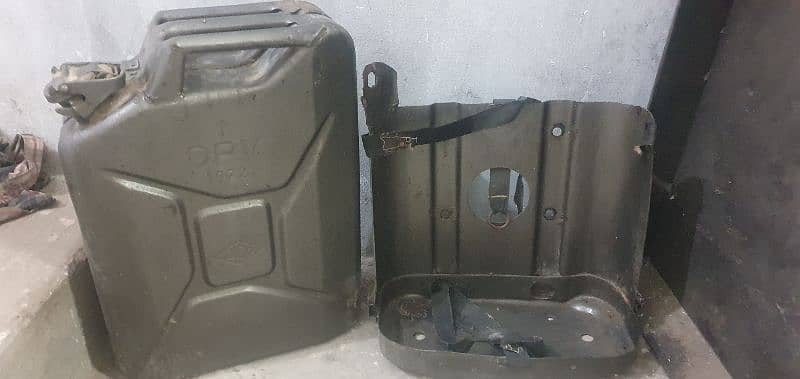 Land cruiser fj40/bj40 original Jerry can holder and jerry can 2