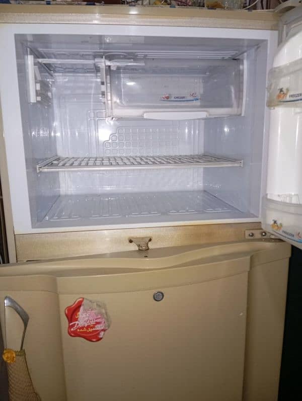 Pell refrigerator for sale in Karachi with good condition no issue 2