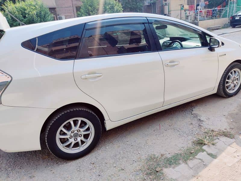 7 seater  hybrid Toyota Prius Alpha 11