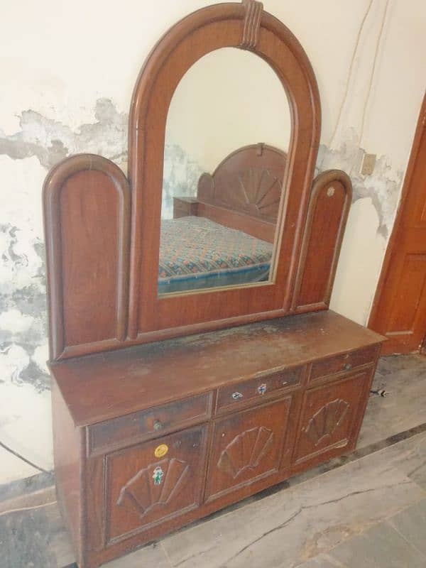 Bed and Showcase for sale in good condition 5