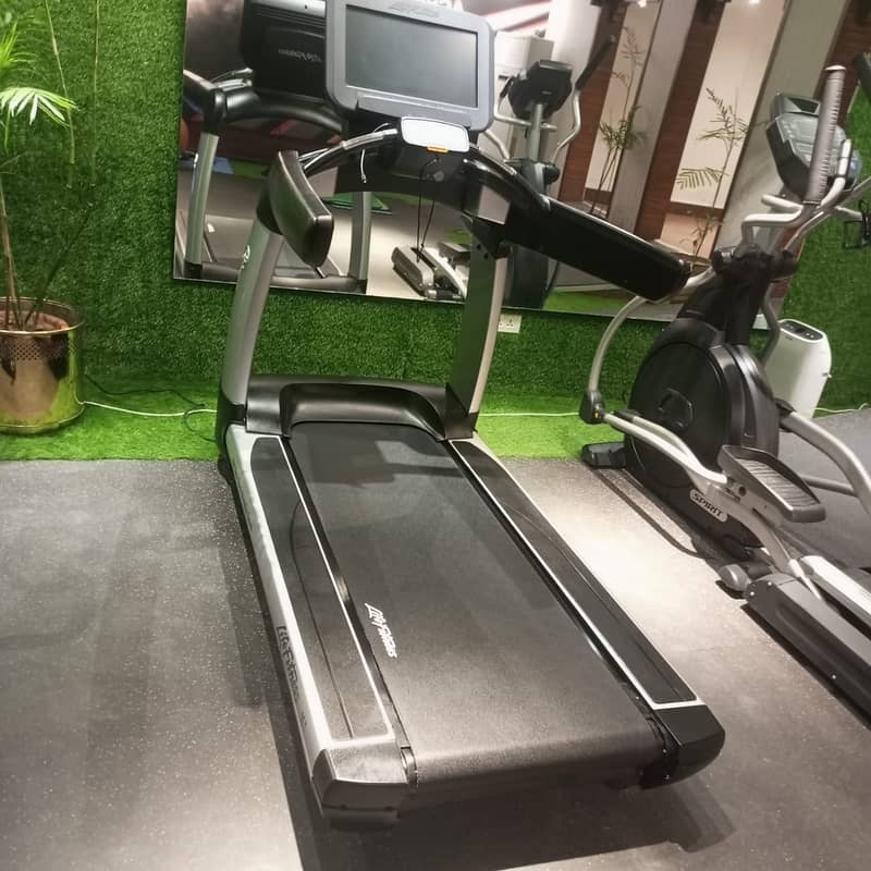 Black Treadmill Life Fitness 95ti Treadmill|Commercial Treadmill 3