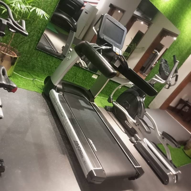 Black Treadmill Life Fitness 95ti Treadmill|Commercial Treadmill 4