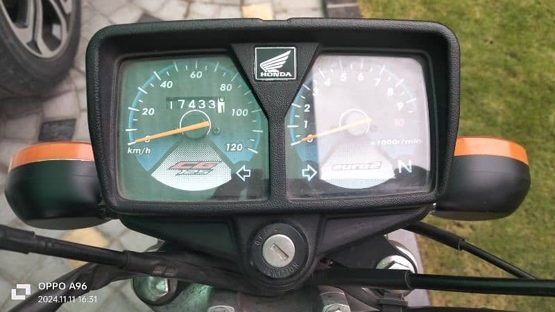 Honda 125 special edition black low mileage 4