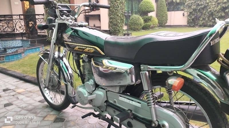 Honda 125 special edition black low mileage 10