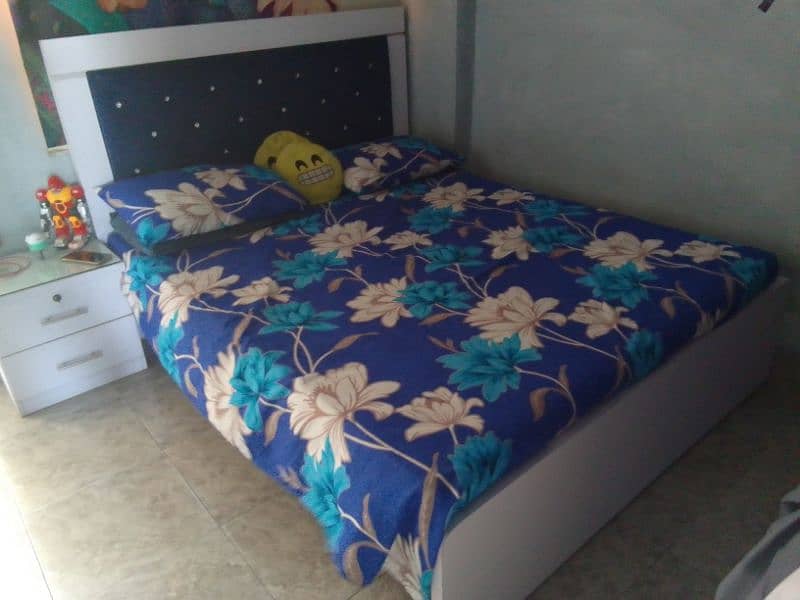 Queen bed with side table and mattress 0