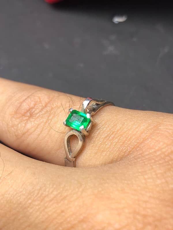 BEAUTIFUL  EMERALD  RING 0