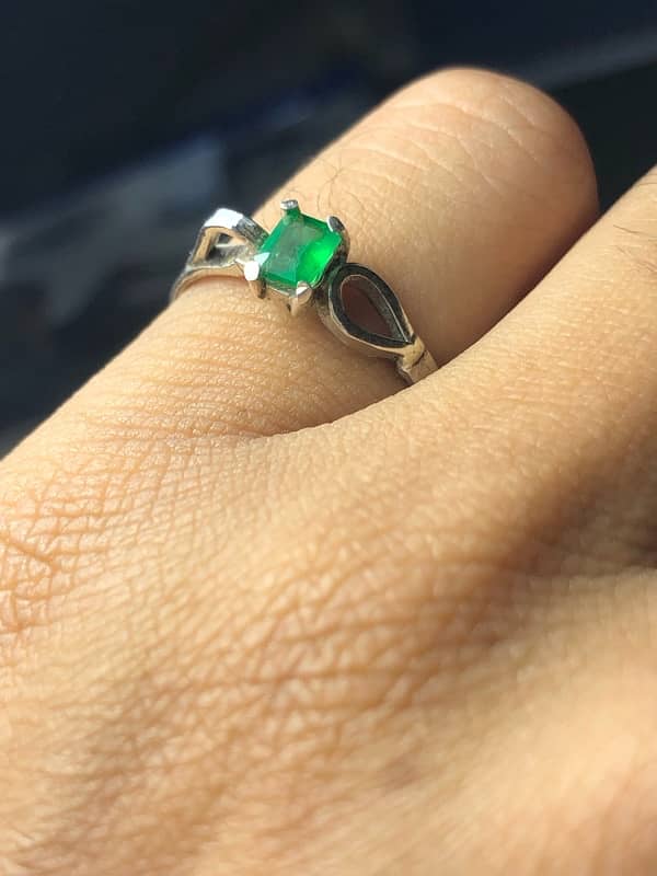 BEAUTIFUL  EMERALD  RING 1