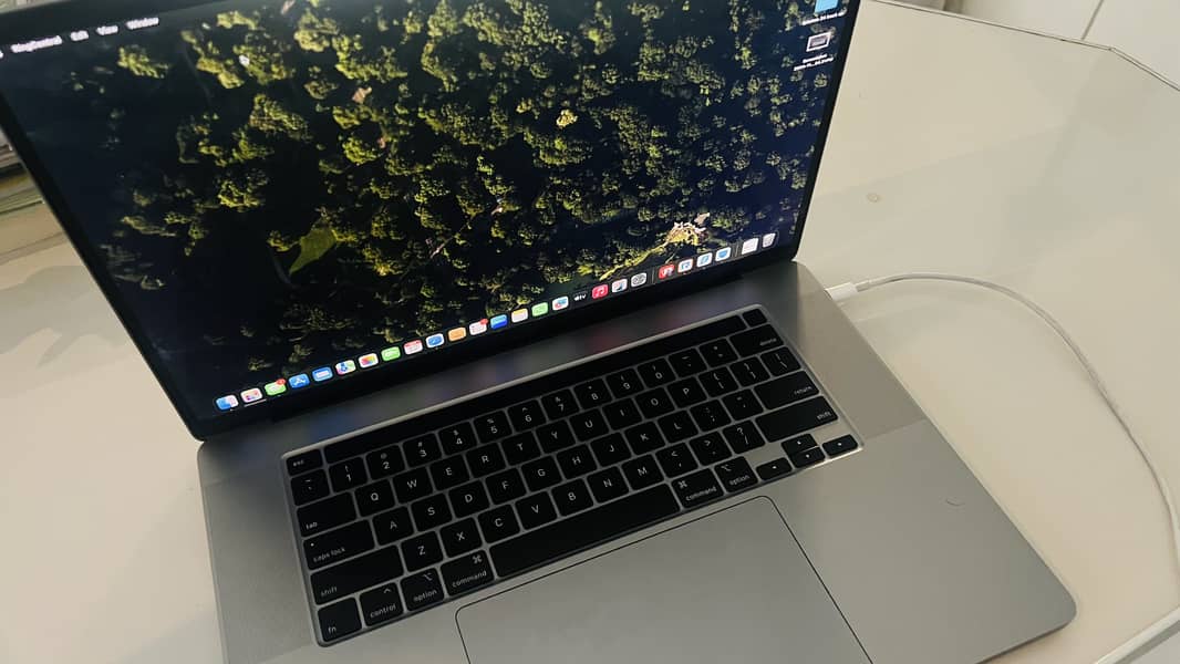 Macbook Pro 16 inch 2019 45 life cycle count 16gb ram 512 ssd 0