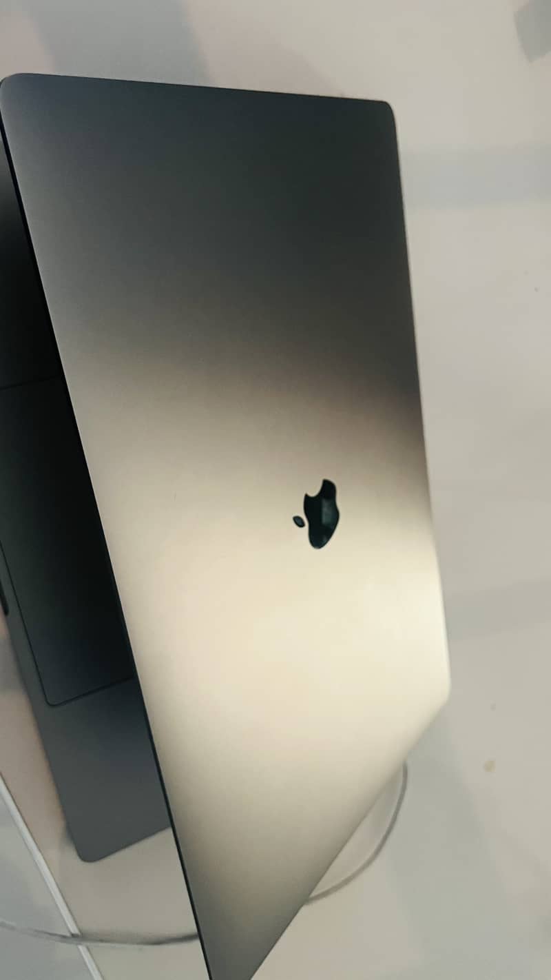 Macbook Pro 16 inch 2019 45 life cycle count 16gb ram 512 ssd 1