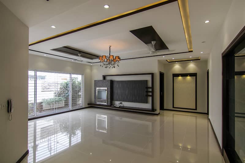 01 Kanal Slightly Used Well Maintained Like Brand New Most Elegant Bungalow For Sale In DHA Phase-5 Near To Park 4