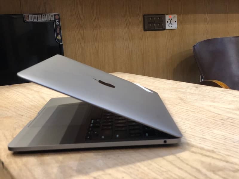 mac book pro m1 13.3inch 16 gb ram 2tb storage 5