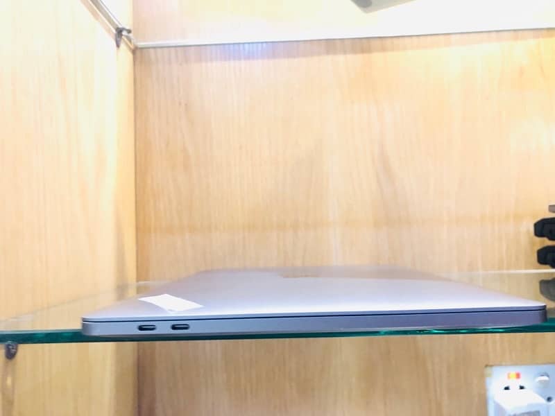 mac book pro m1 13.3inch 16 gb ram 2tb storage 7