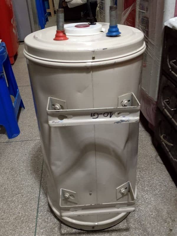 Candor Geyser New hai  60 liter's storage 2