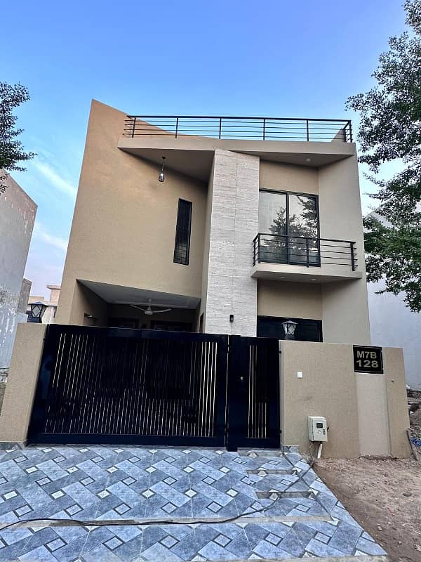 BEST OPPORTUNITY TO BUY 5 MARLA BRAND NEW HOUSE ON PRIME LOCATION ( M7 B BLOCK) 0