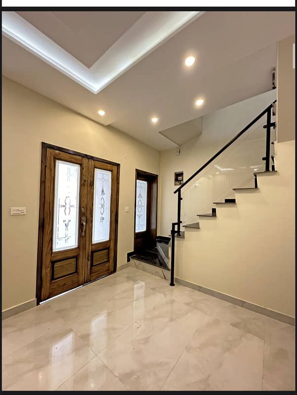 BEST OPPORTUNITY TO BUY 5 MARLA BRAND NEW HOUSE ON PRIME LOCATION ( M7 B BLOCK) 2