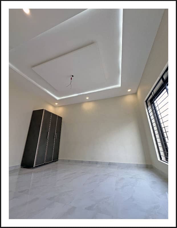 BEST OPPORTUNITY TO BUY 5 MARLA BRAND NEW HOUSE ON PRIME LOCATION ( M7 B BLOCK) 6