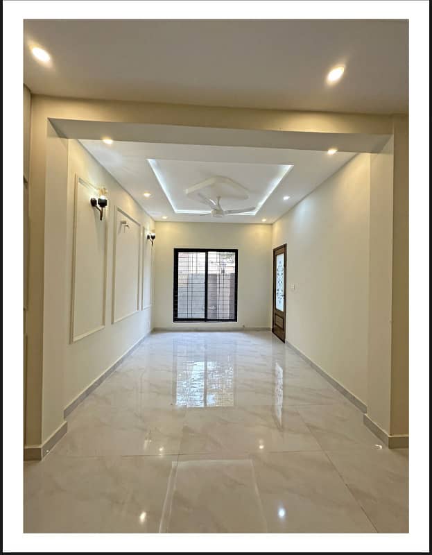 BEST OPPORTUNITY TO BUY 5 MARLA BRAND NEW HOUSE ON PRIME LOCATION ( M7 B BLOCK) 16