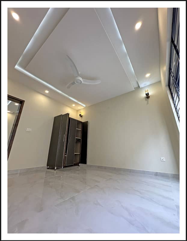 BEST OPPORTUNITY TO BUY 5 MARLA BRAND NEW HOUSE ON PRIME LOCATION ( M7 B BLOCK) 24