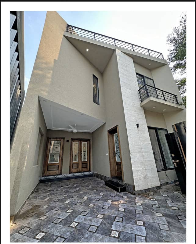 BEST OPPORTUNITY TO BUY 5 MARLA BRAND NEW HOUSE ON PRIME LOCATION ( M7 B BLOCK) 26