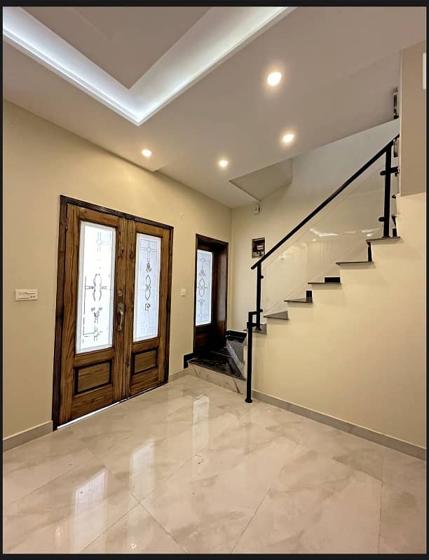 BEST OPPORTUNITY TO BUY 5 MARLA BRAND NEW HOUSE ON PRIME LOCATION ( M7 B BLOCK) 31