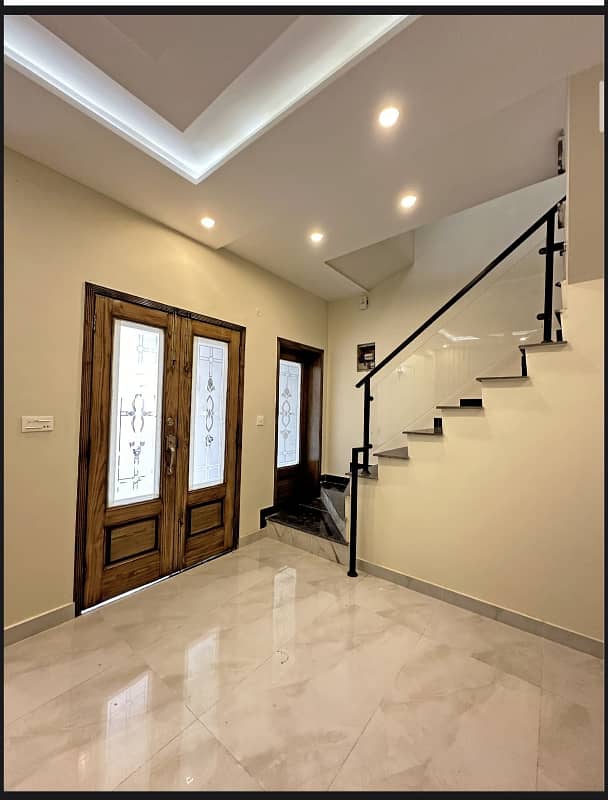 BEST OPPORTUNITY TO BUY 5 MARLA BRAND NEW HOUSE ON PRIME LOCATION ( M7 B BLOCK) 32