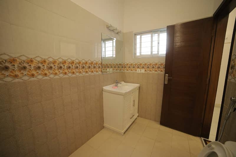 01 Kanal Slightly Used Well Maintained Like Brand New Modren Designe Bungalow For Sale In DHA Phase-6 Near To Park 24