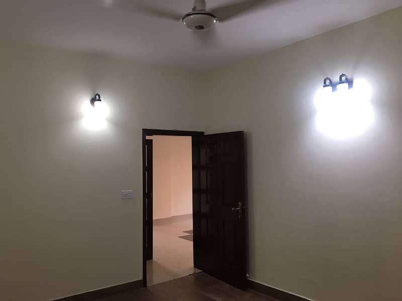 10 Marla 03 Bedroom House Available For Rent In Askari 10 Sector-E Lahore Cantt 9