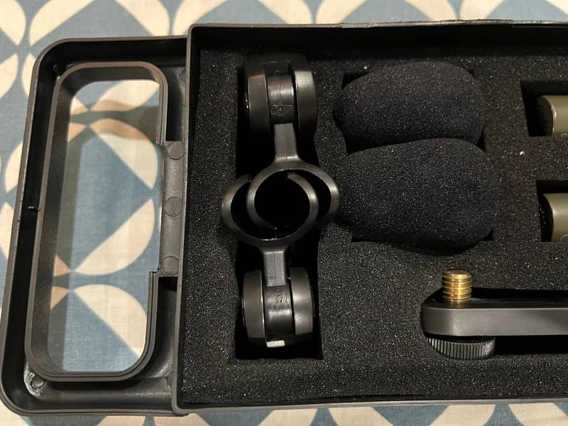 Behringer C-4 ( 2 matched studio Condenser Microphones w/ Accessories) 16