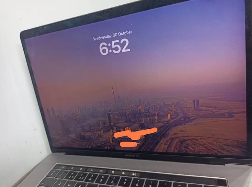 MacBook Pro i7 2019 Model 15.5 Inches 16gb / 256 gb 4