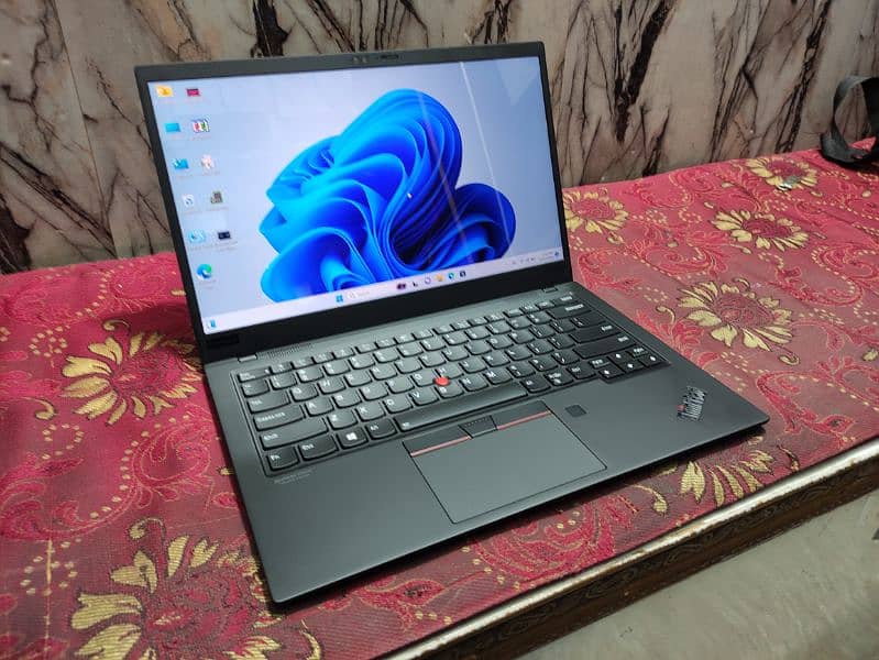 Lenovo Thinkpad X1 Carbon (Ci7 10th gen) carbon fibre Top (4K display) 5