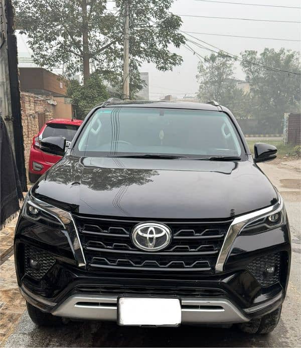 Toyota Fortuner V 2022 0