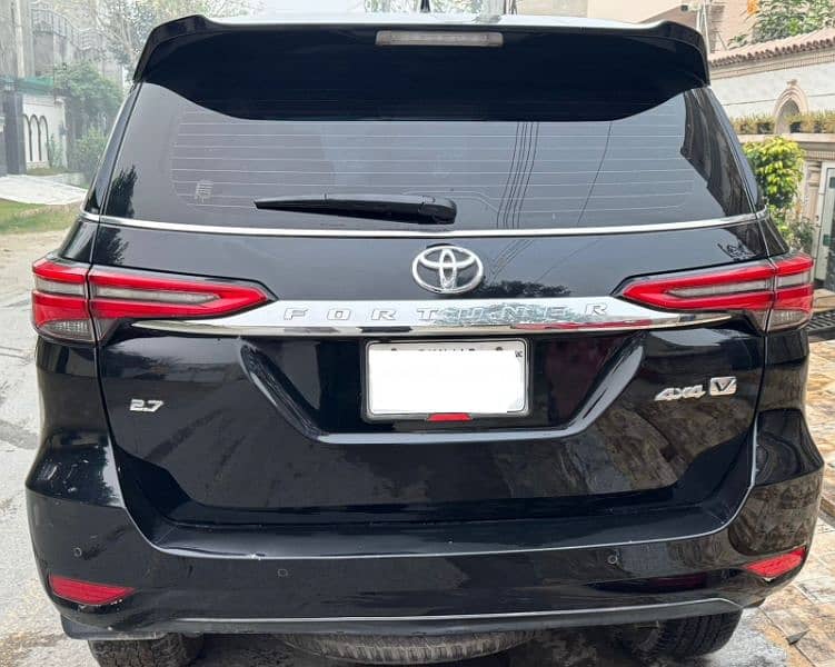 Toyota Fortuner V 2022 1