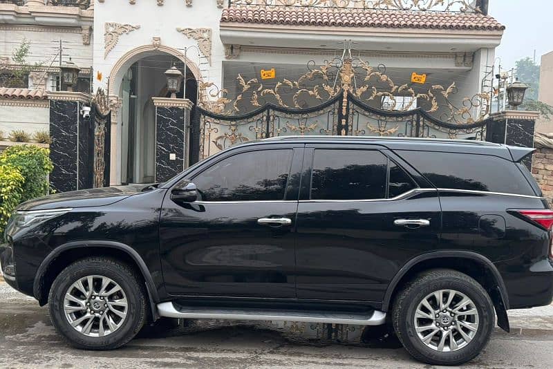 Toyota Fortuner V 2022 3