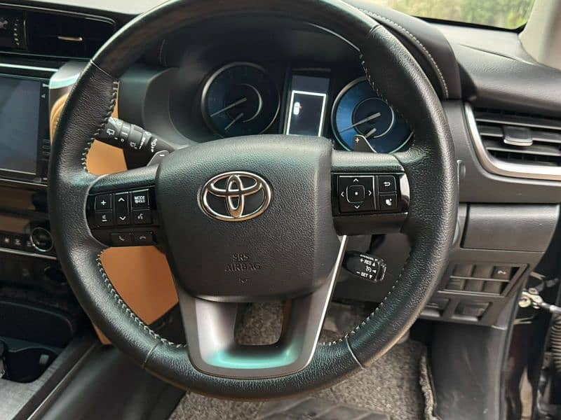 Toyota Fortuner V 2022 10