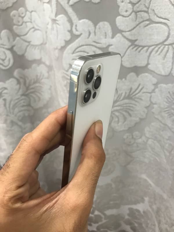 IPhone 12 Pro - white with Mattel edges - 128 GB 2