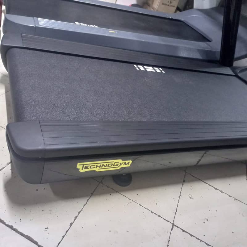 EXCITE® RUN 600|Technogym Excite|Run 600 LED Treadmill 2