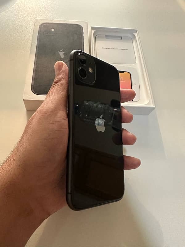 iphone 11 10/10 scratch-less condition 1