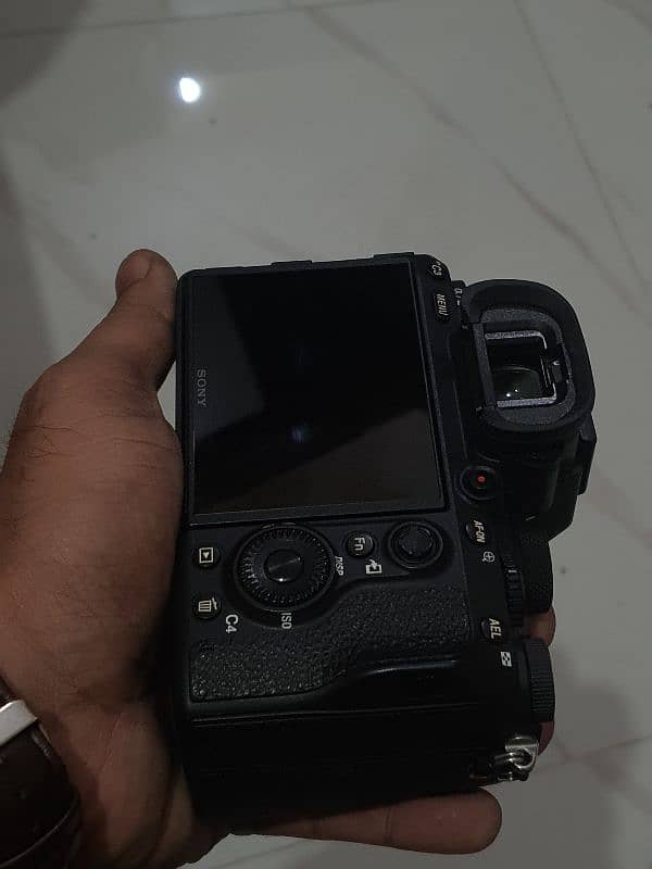 sony a7iii like new 9/10 condition only body 3