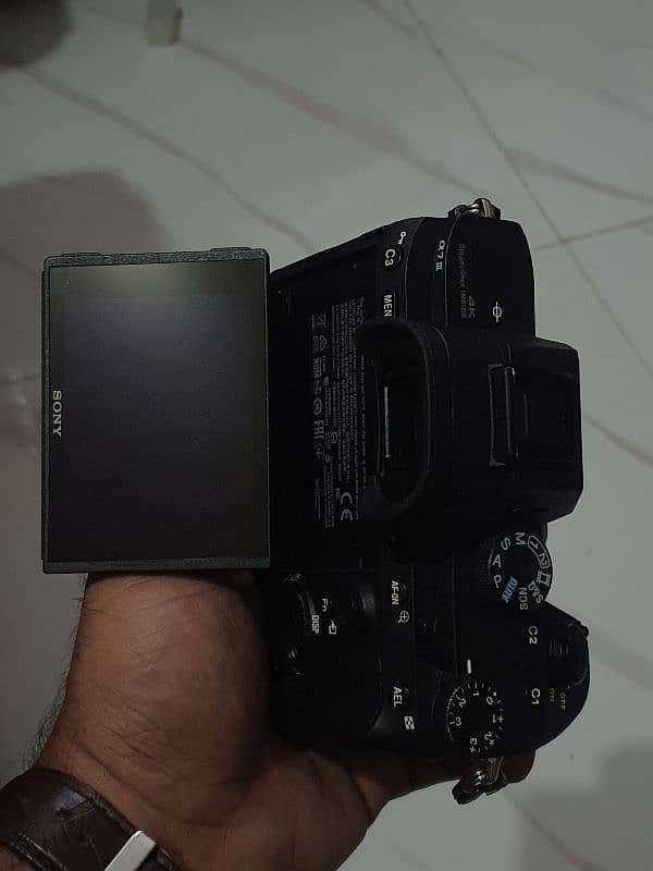 sony a7iii like new 9/10 condition only body 4