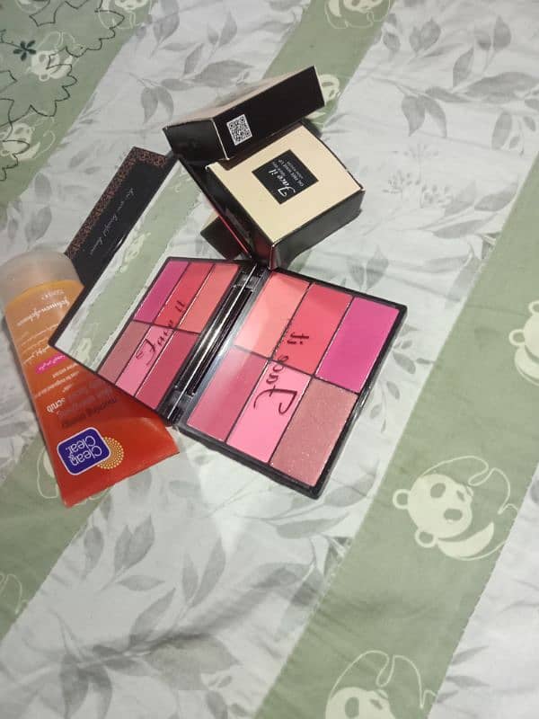 Deal of 4 Blush on ,Compact powder,lose powder,facial scrub 2